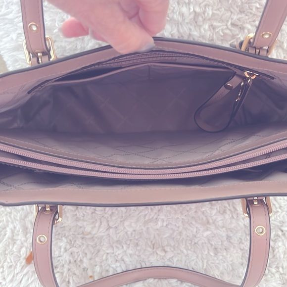 Like New! Michale Kors Jet Set with Wallet - Picture 6 of 9